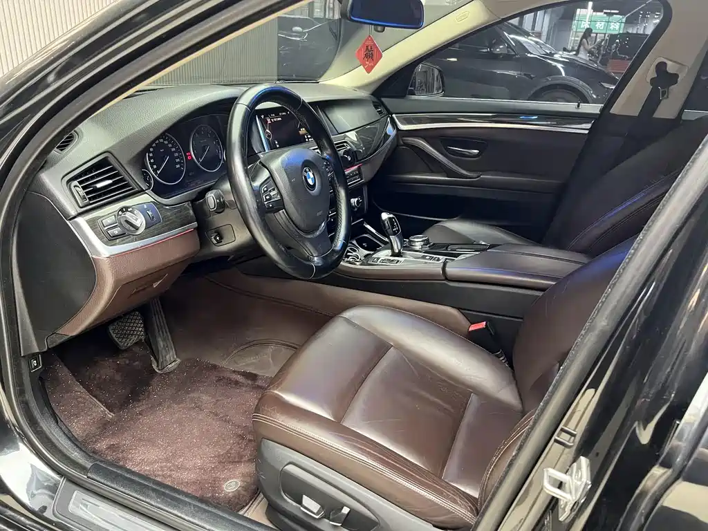 BMW 5 Series — миниатюра 10