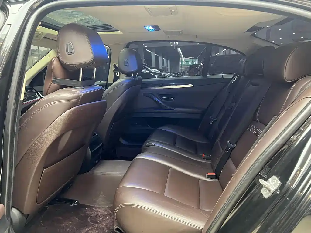 BMW 5 Series — миниатюра 12