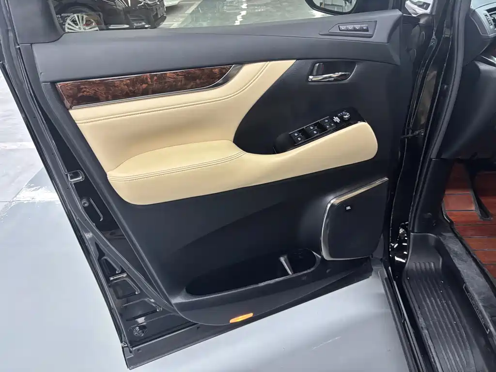 Toyota Alphard — миниатюра 10