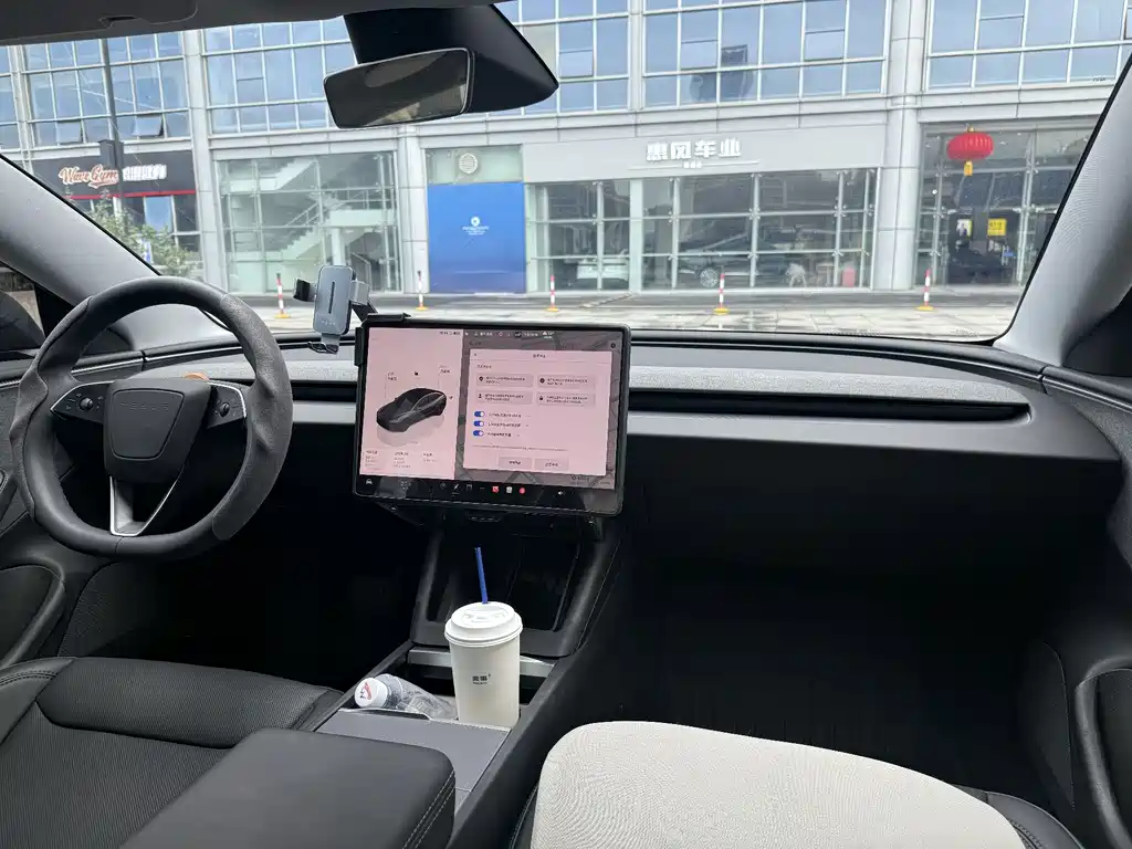 Tesla Model 3 — миниатюра 10