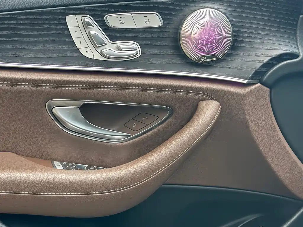Mercedes-Benz E-Class — миниатюра 8