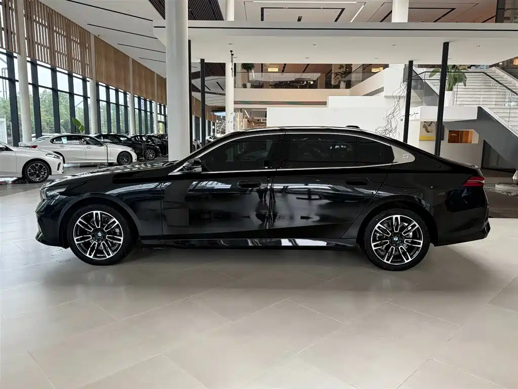 BMW 5 Series — миниатюра 11