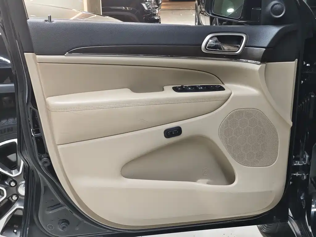 Jeep Grand Cherokee (Import) — миниатюра 4