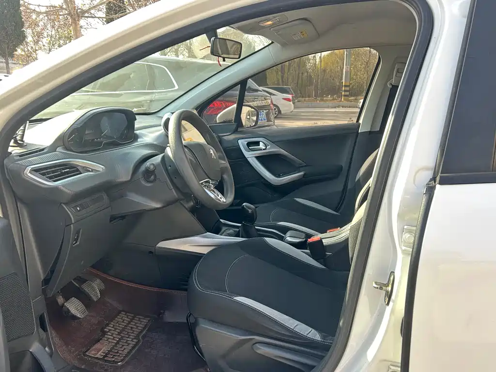 Peugeot 2008 2014 1.6L MT