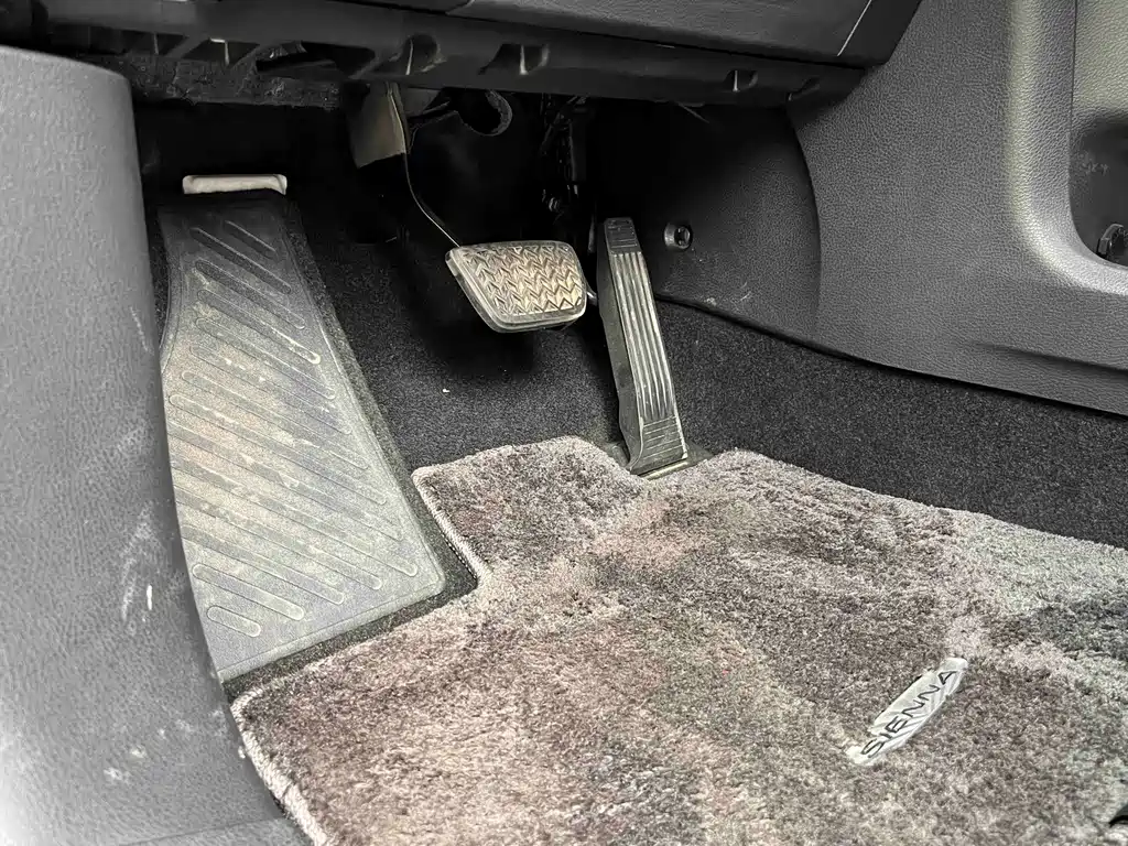 Toyota Sienna — миниатюра 15
