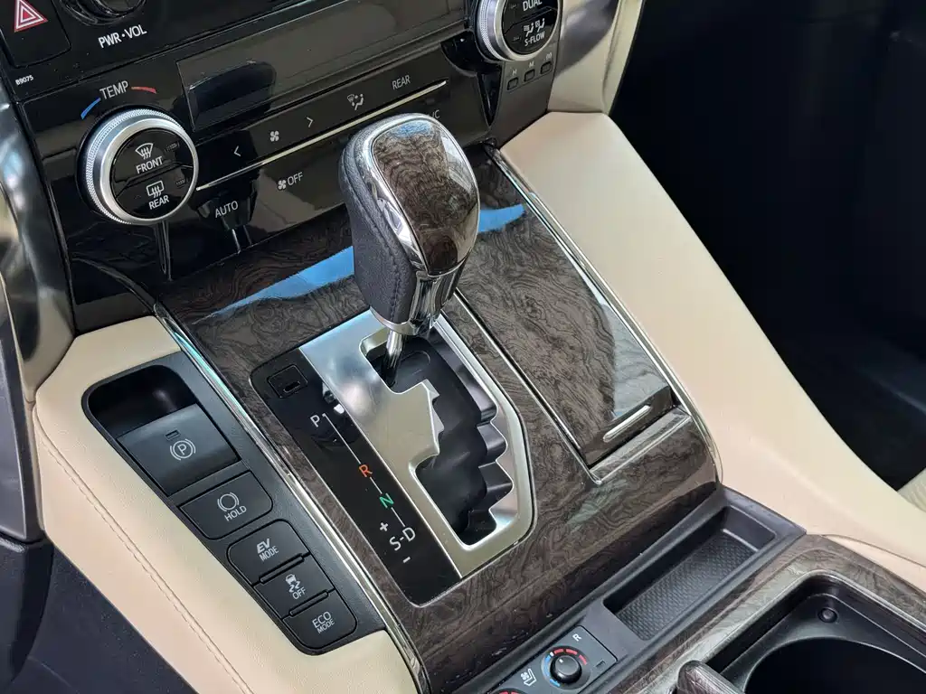 Toyota Alphard — миниатюра 12