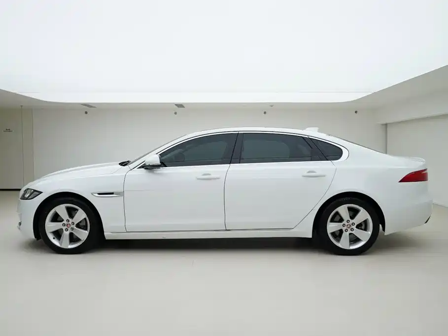 Jaguar XFL — миниатюра 3