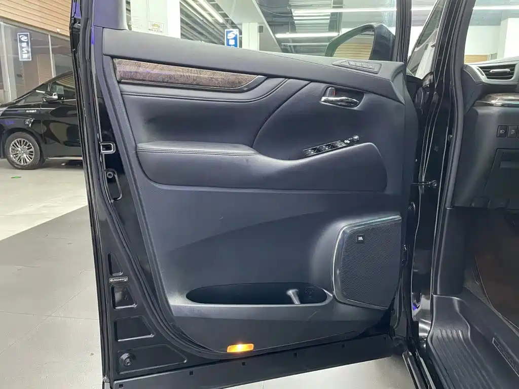 Toyota Alphard — миниатюра 13