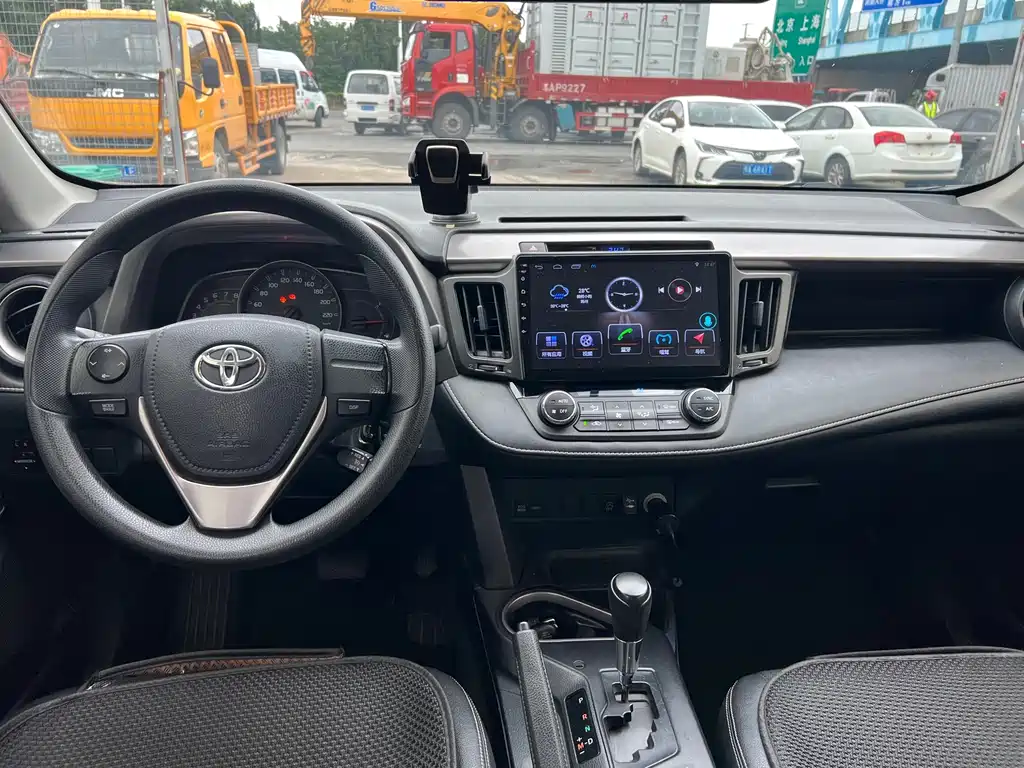 Toyota RAV4 — миниатюра 6