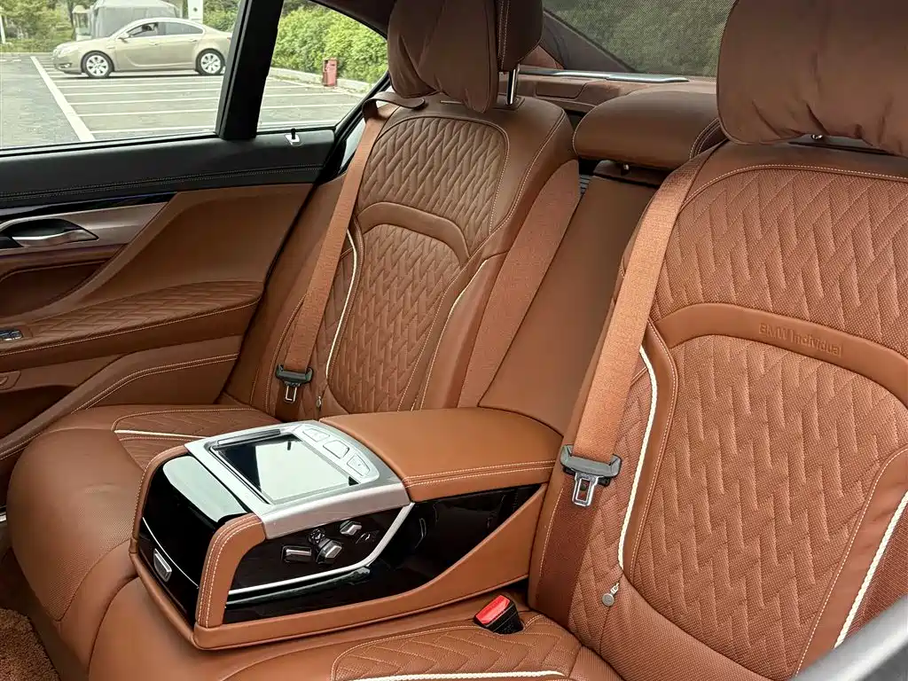 BMW 7 Series — миниатюра 18