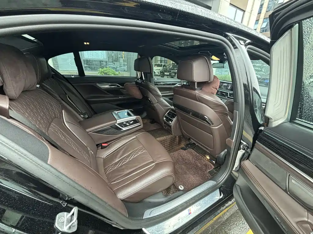 BMW 7 Series — миниатюра 13