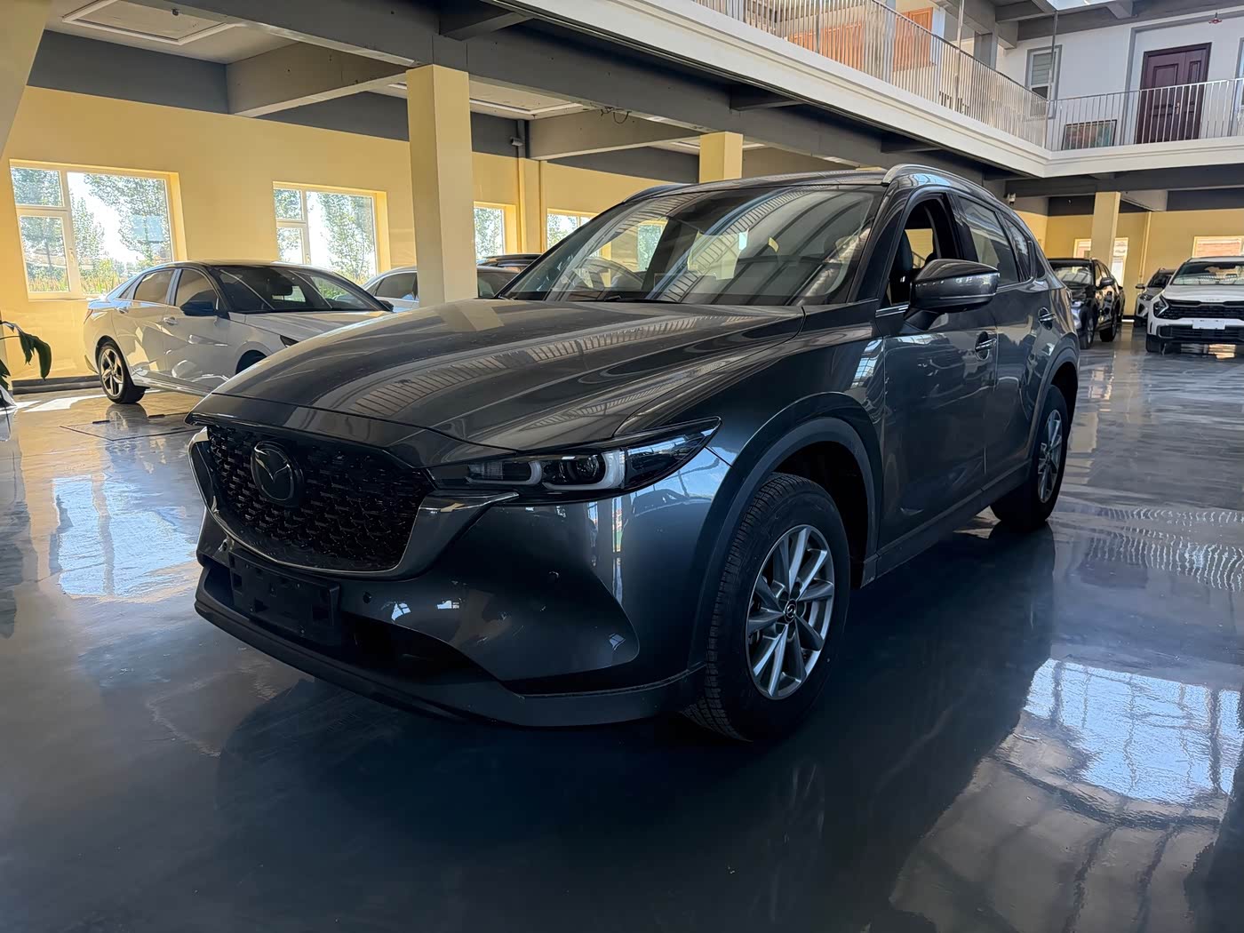 Mazda CX-5 2.0 л 2025 г. Серебристо-серый, пробег 1700 км