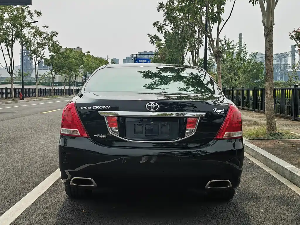 Toyota Crown — миниатюра 7