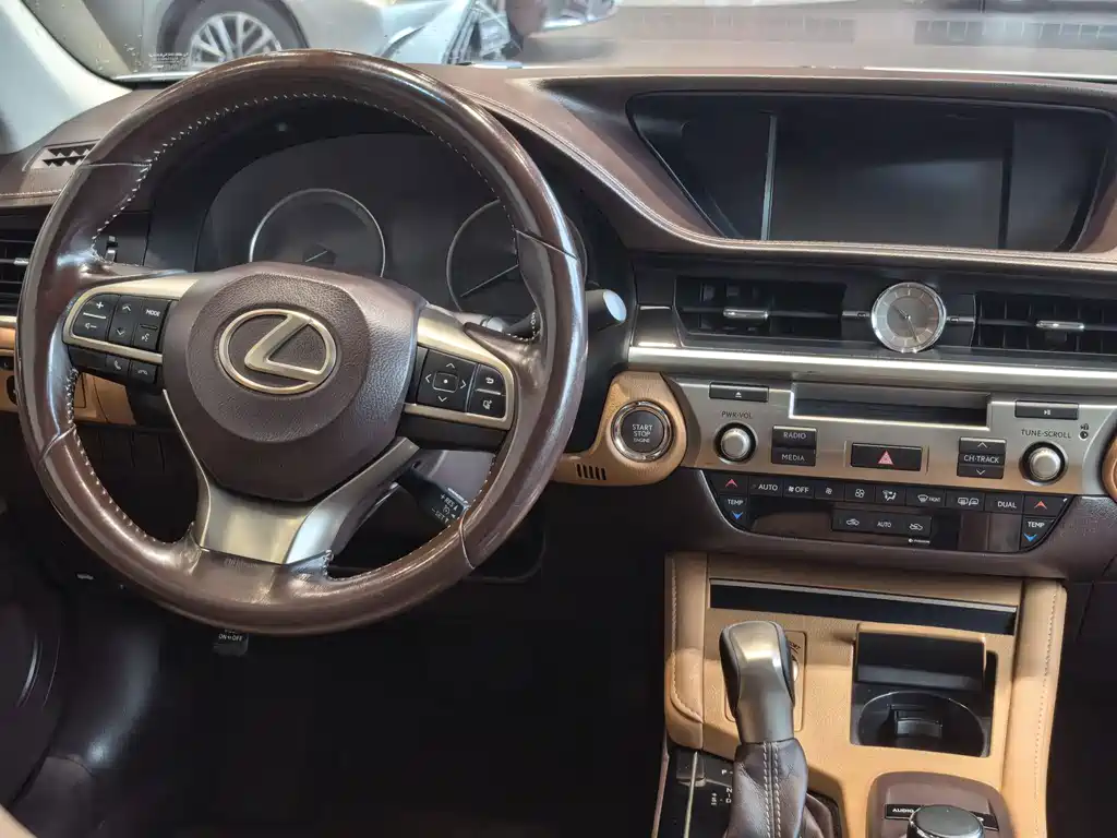 Lexus ES — миниатюра 11