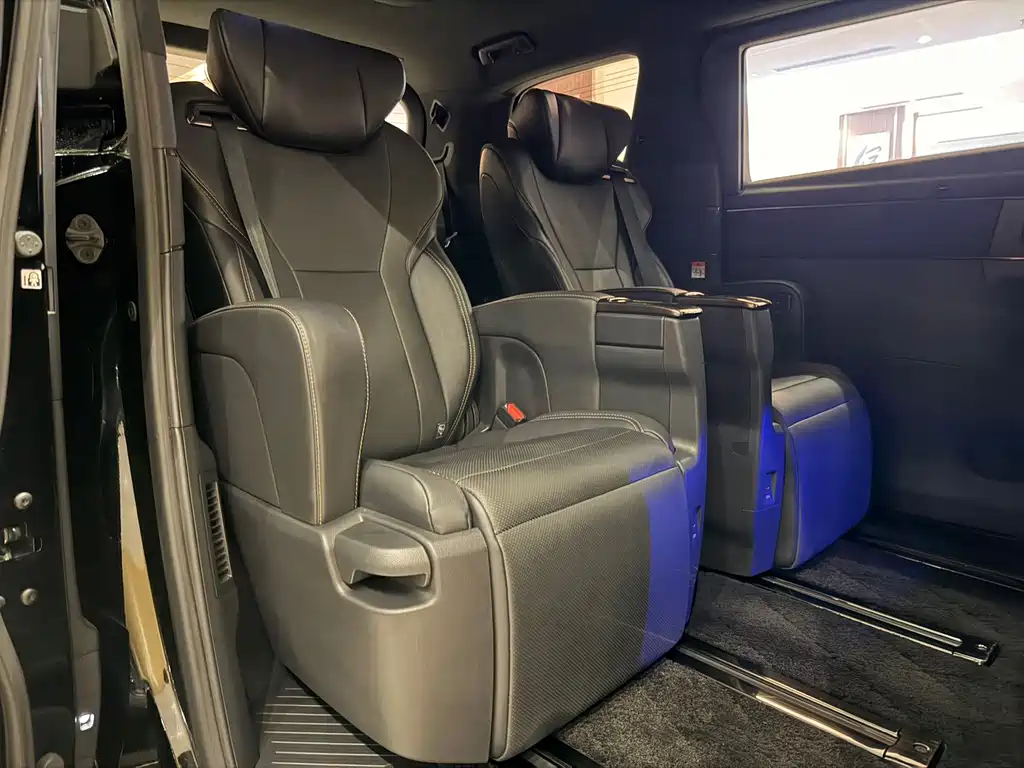 Toyota Alphard — миниатюра 9