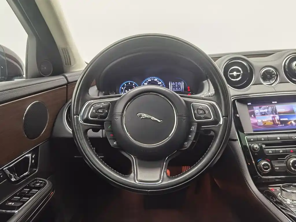Jaguar XJ — миниатюра 11