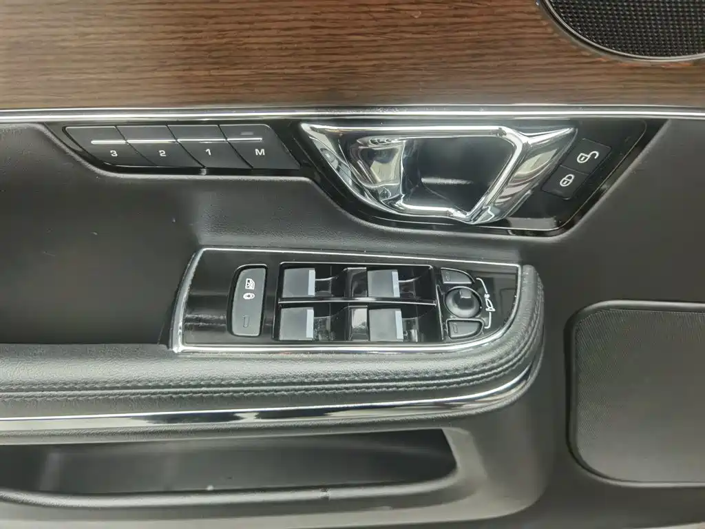 Jaguar XJ — миниатюра 9
