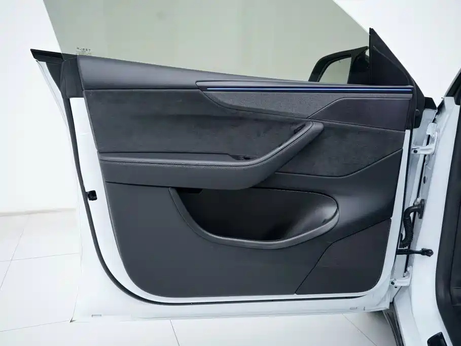 Tesla Model Y — миниатюра 14