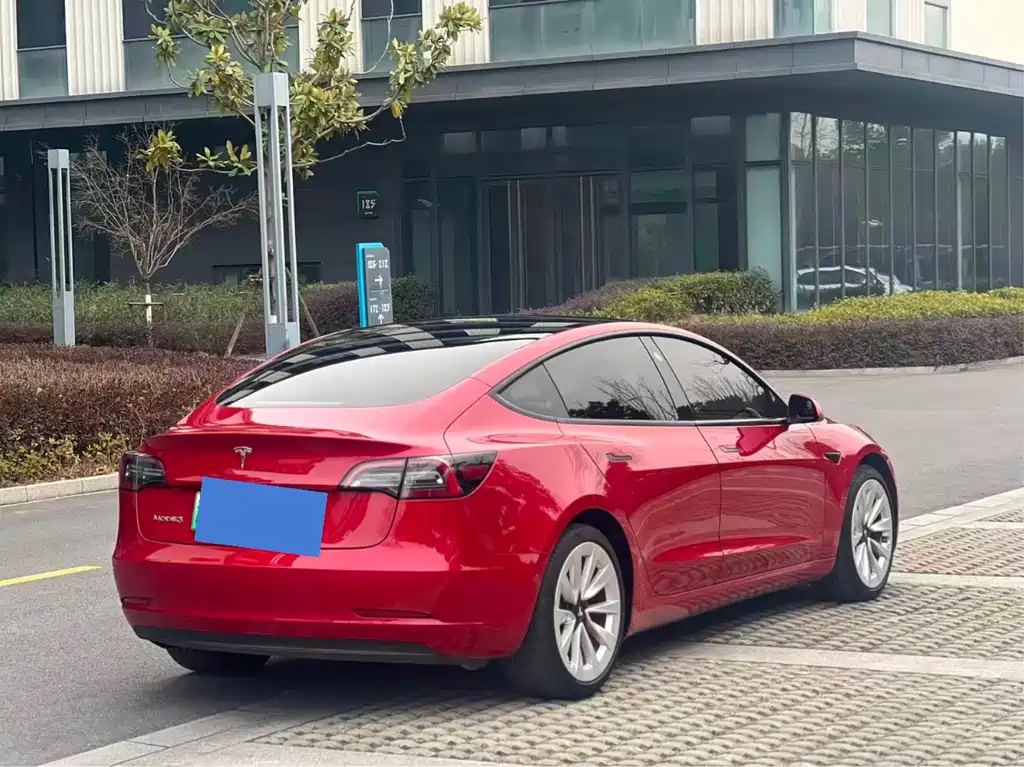 TESLA MODEL 3