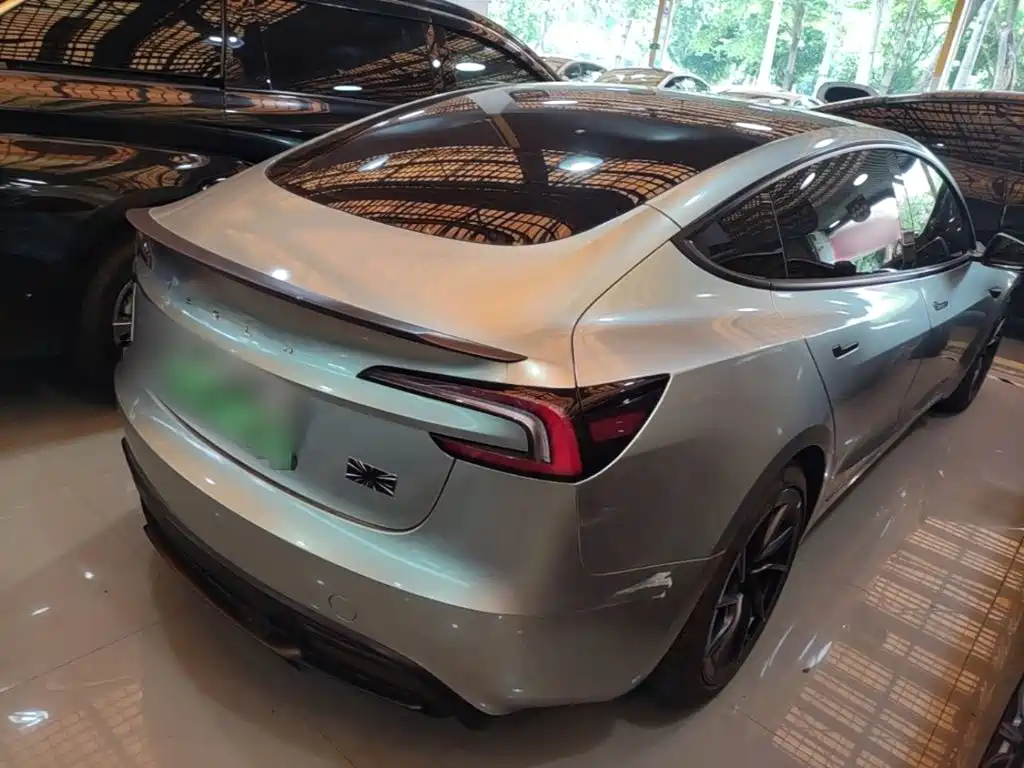 Tesla Model 3 — миниатюра 7