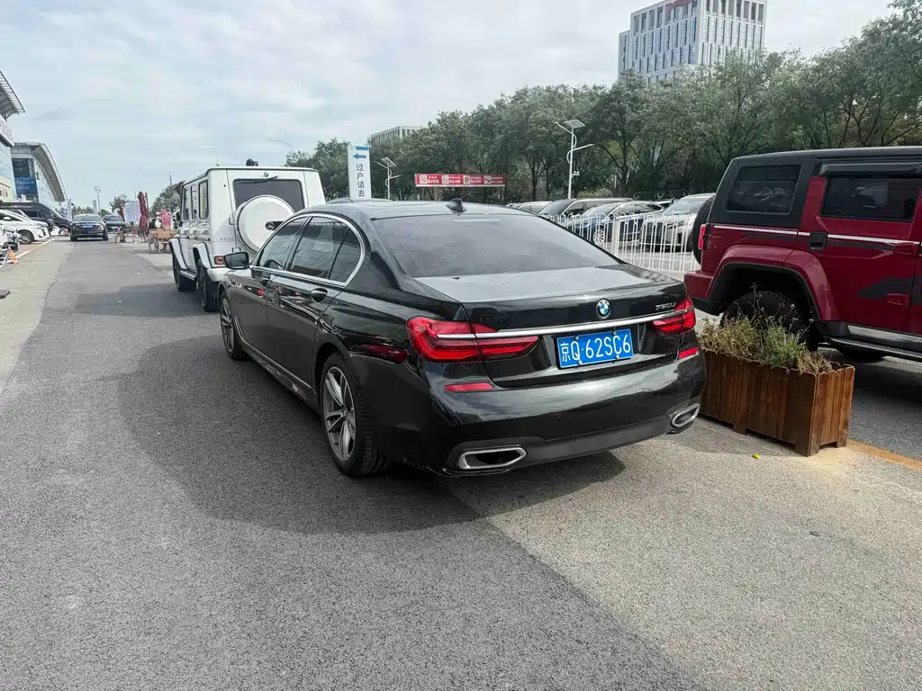 BMW 7 Series — миниатюра 9