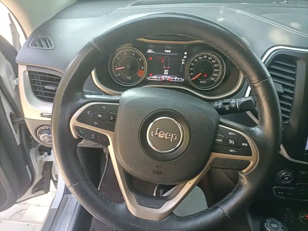 Jeep Cherokee (Import) — миниатюра 11