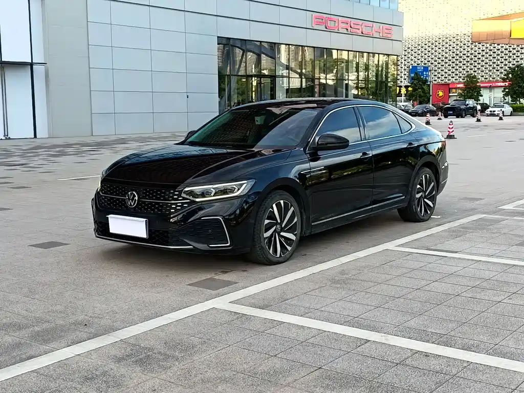 Volkswagen Passat 2022 330TSI Luxury