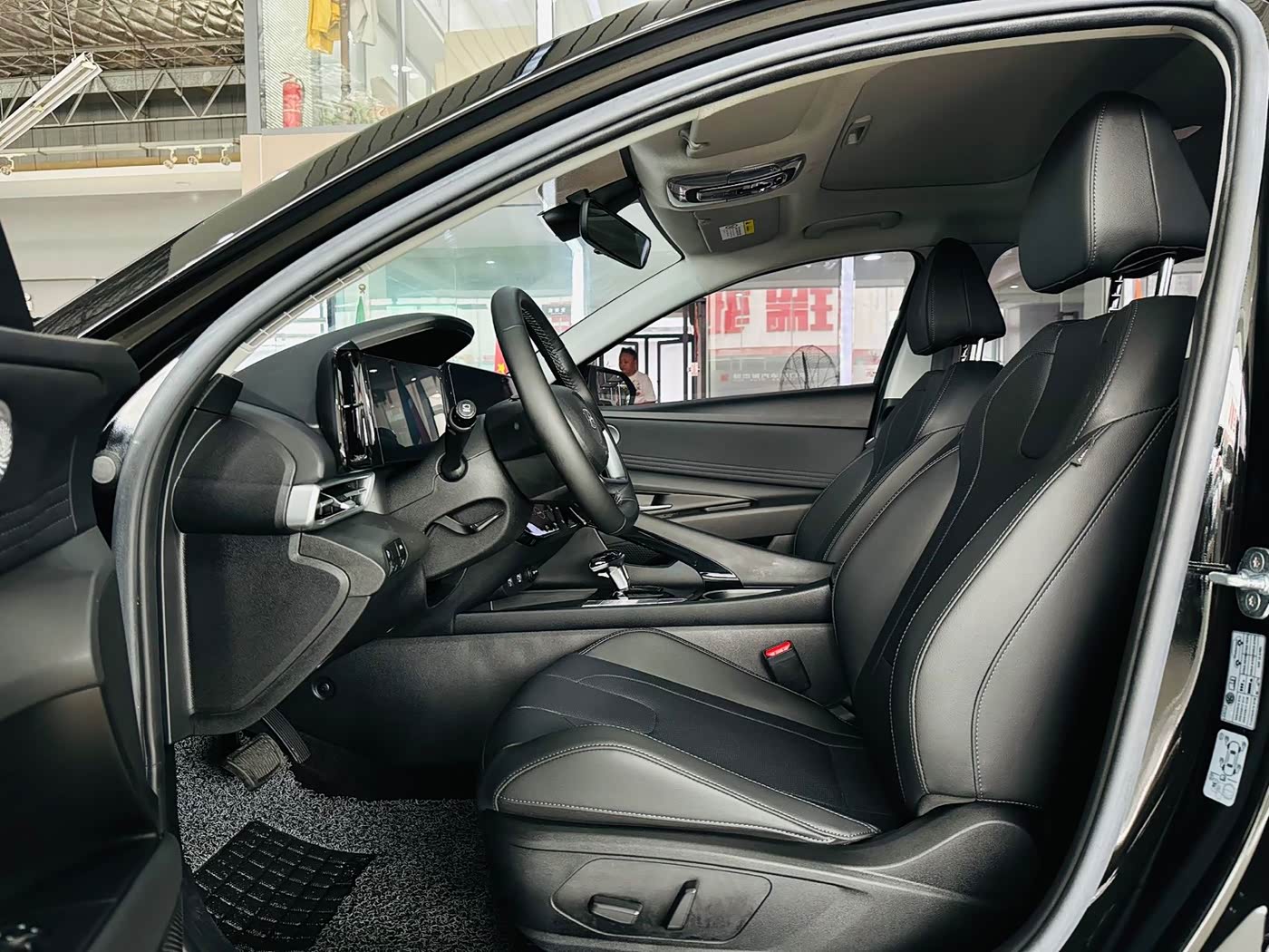 Hyundai Elantra 1.5 л 2022 г. Чёрный, пробег 26000 км