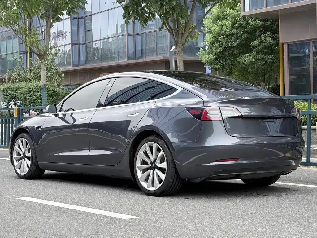 Tesla Model 3 — миниатюра 4