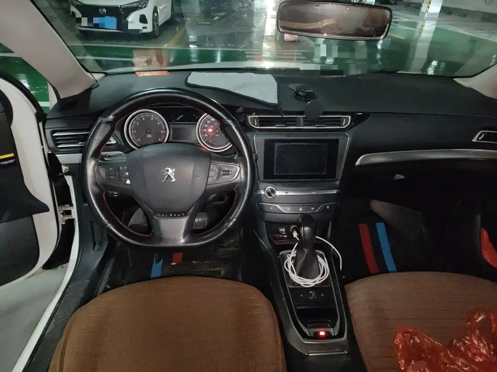 Peugeot 408 2015 1.2T AT Luxury