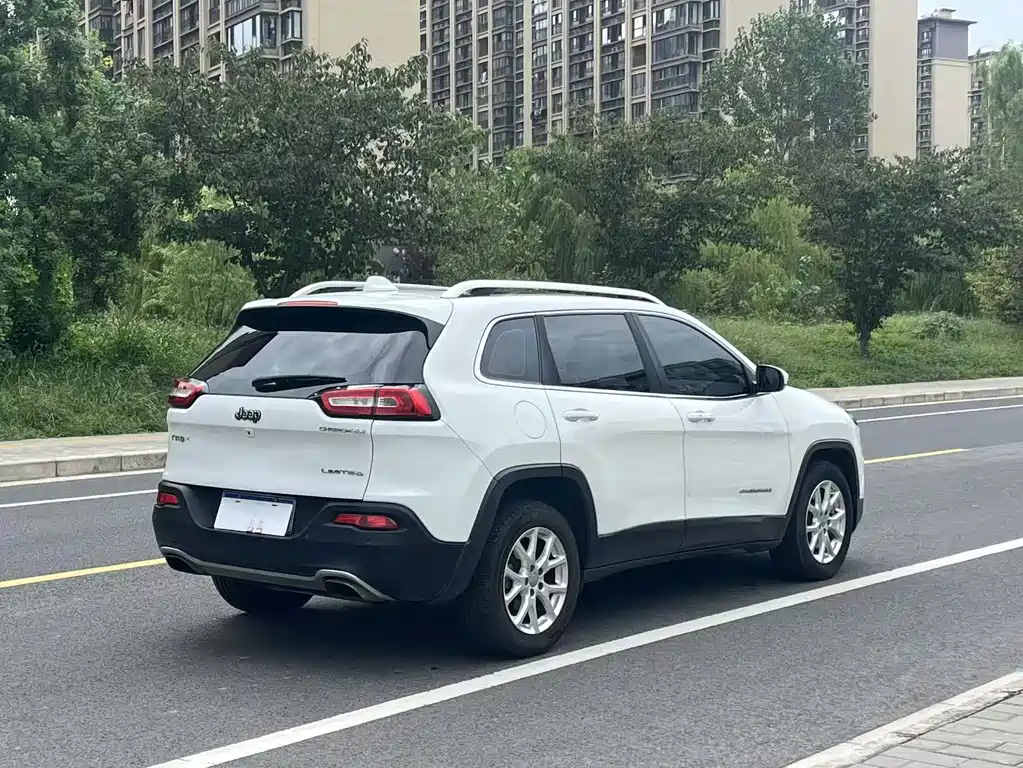 Jeep Cherokee — миниатюра 6