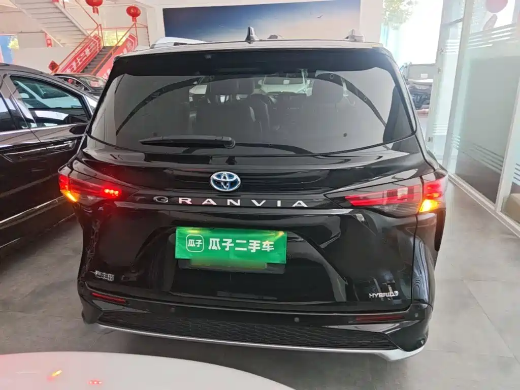 Toyota Granvia — миниатюра 6