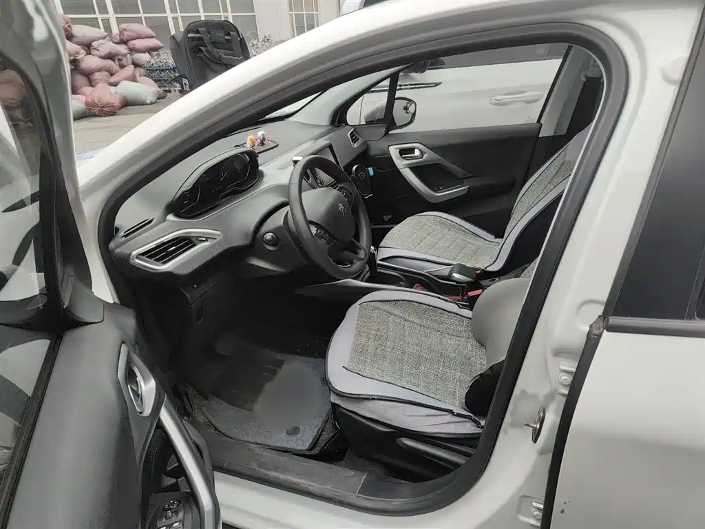 Peugeot 2008 2014 1.6L AT Fashion