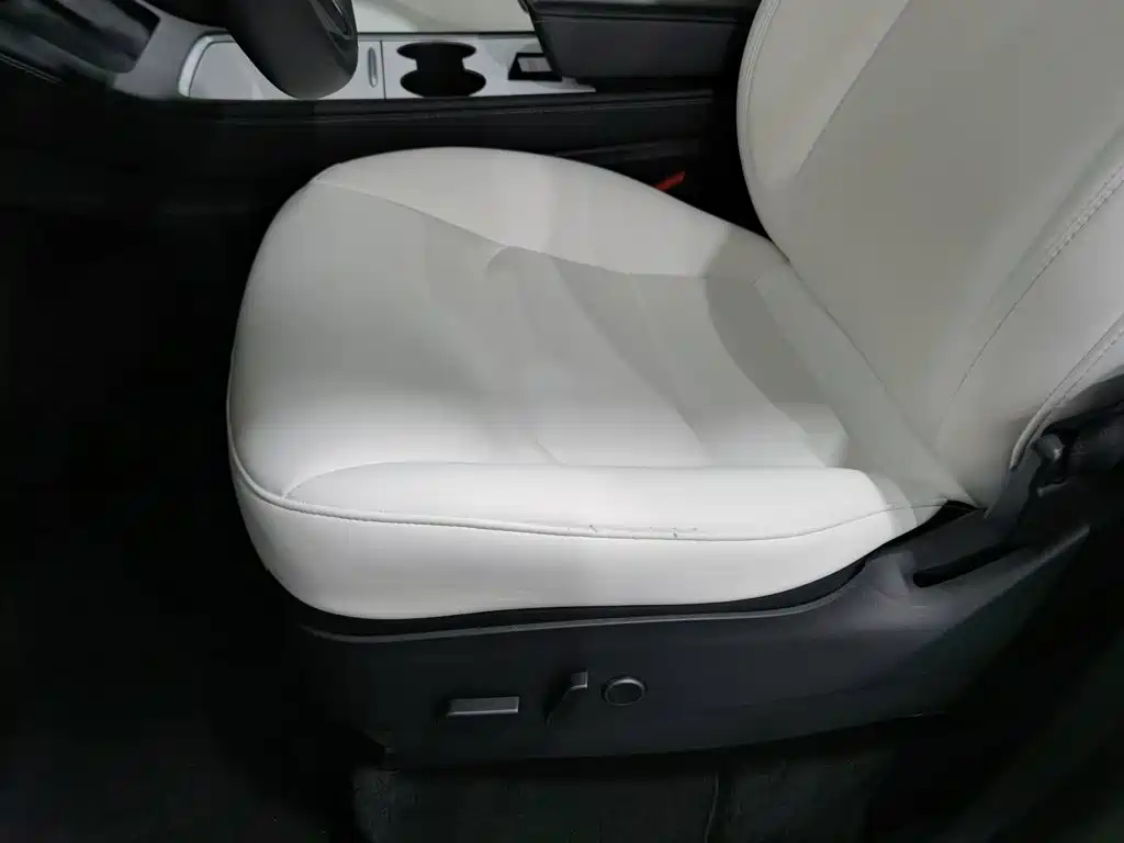 Tesla Model Y — миниатюра 20