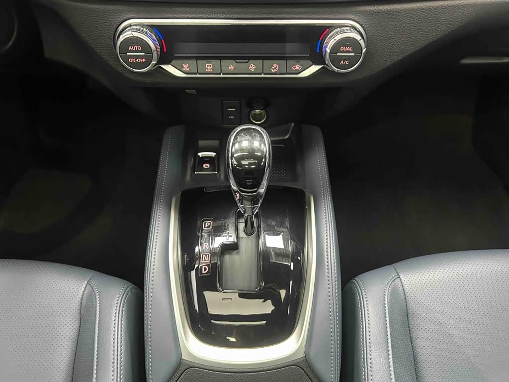 Nissan X-Trail 2.0 л 2025 г. Серебристо-серый, пробег 3000 км