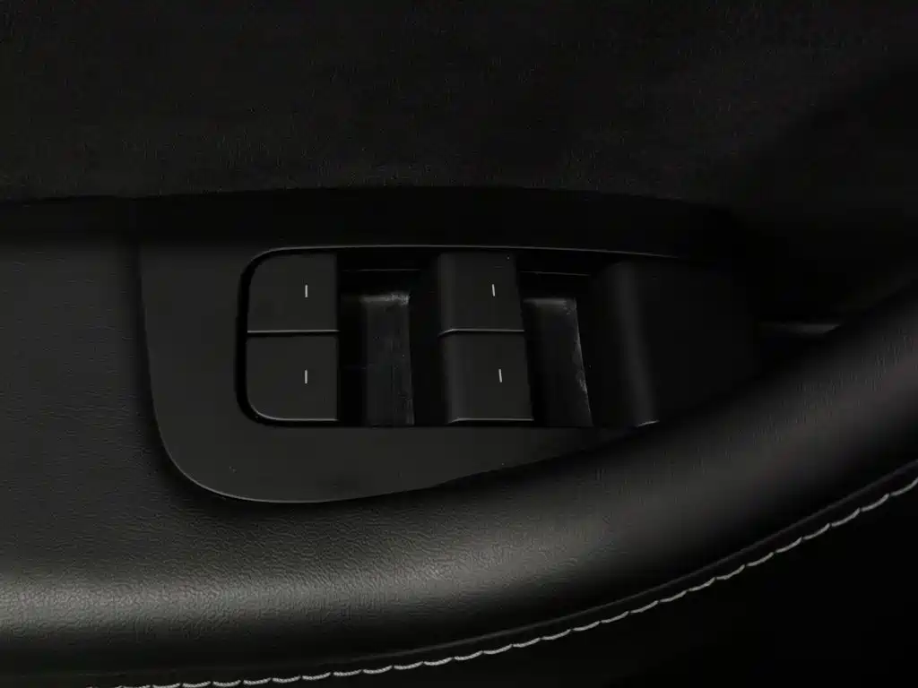 Tesla Model Y — миниатюра 9