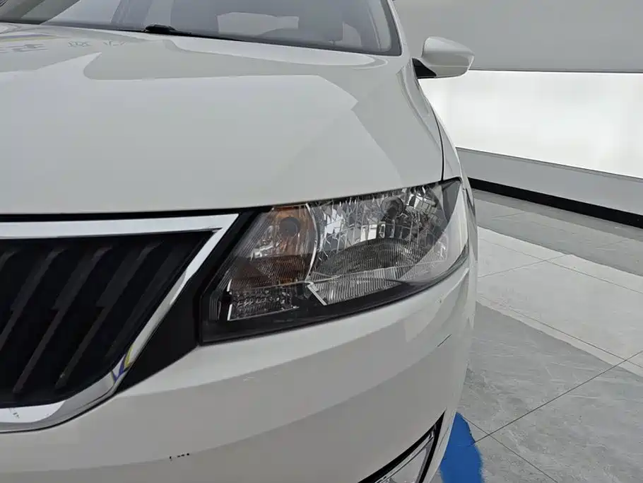 Skoda Rapid — миниатюра 5