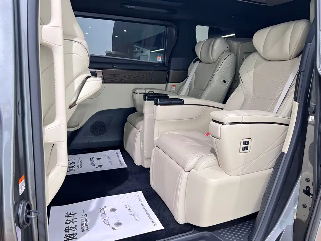 Toyota Alphard — миниатюра 12