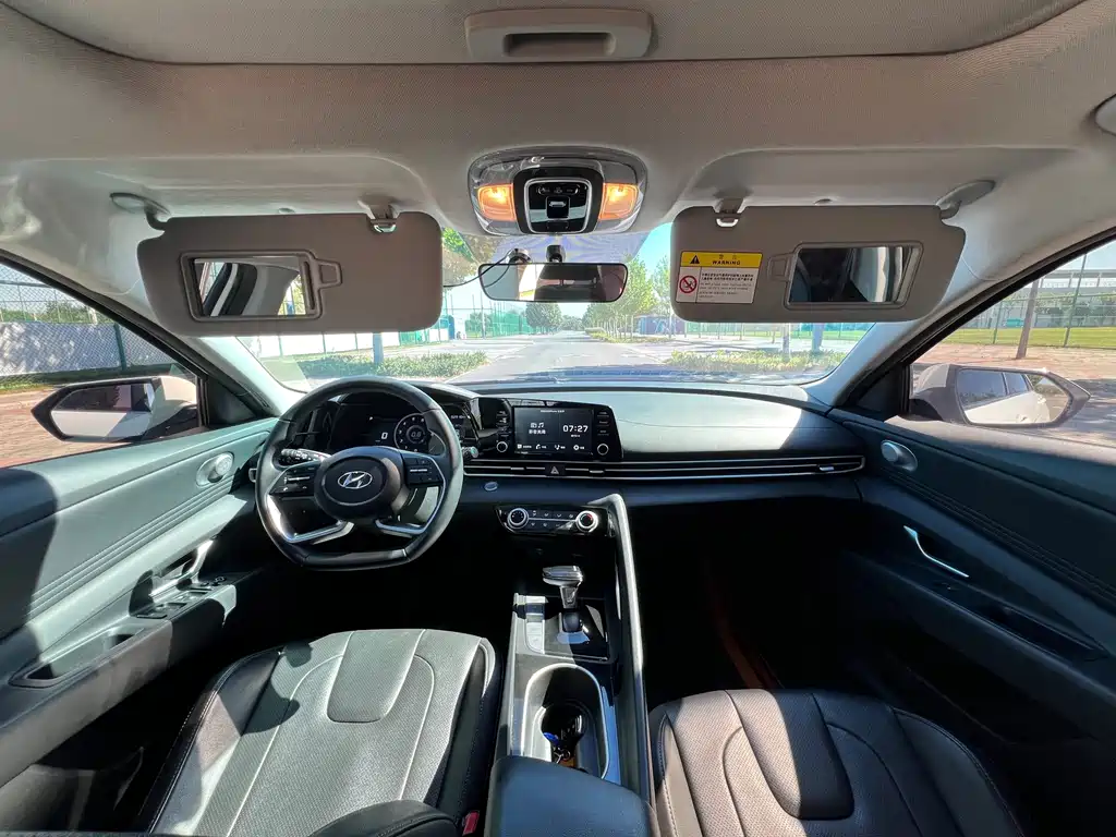 Hyundai Elantra — миниатюра 10