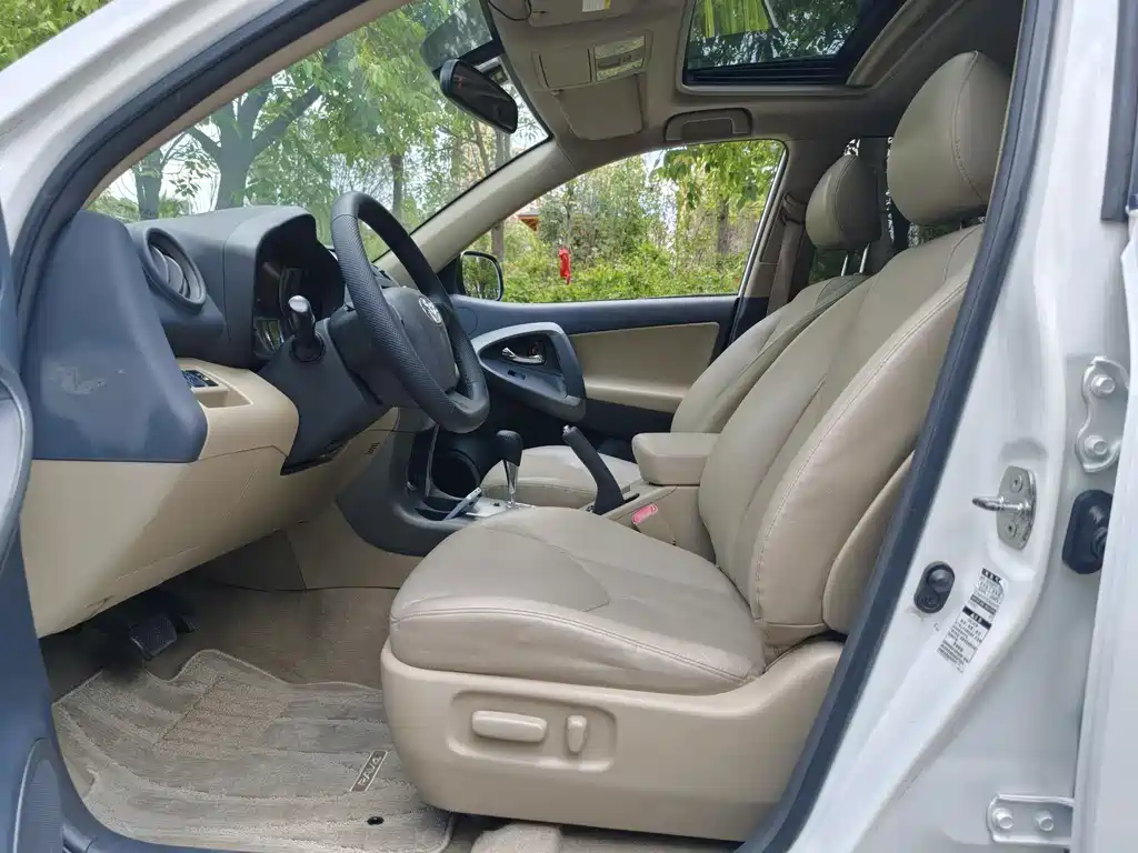 Toyota RAV4 2013 2.4L AT