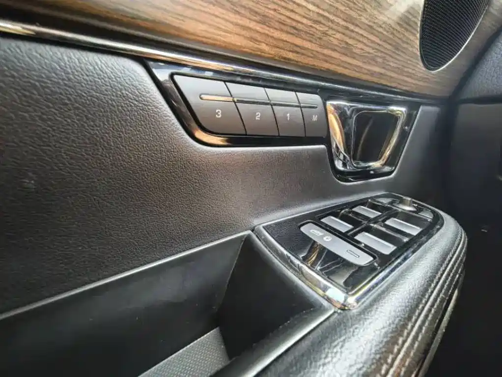 Jaguar XJ — миниатюра 10