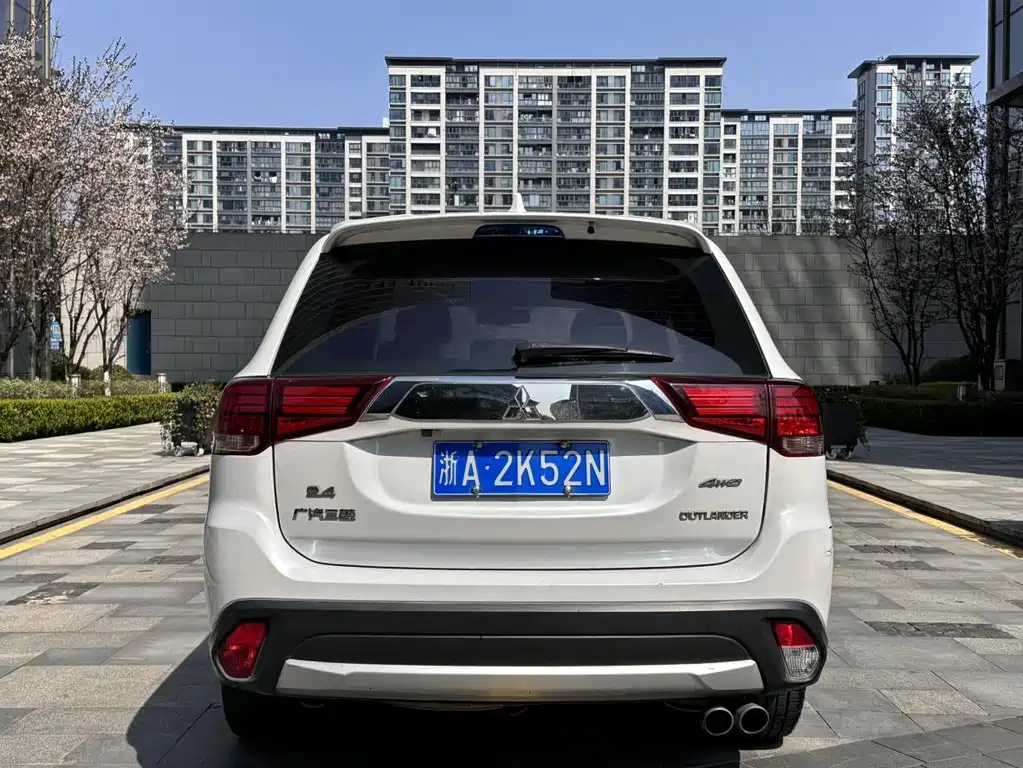 MITSUBISHI OUTLANDER