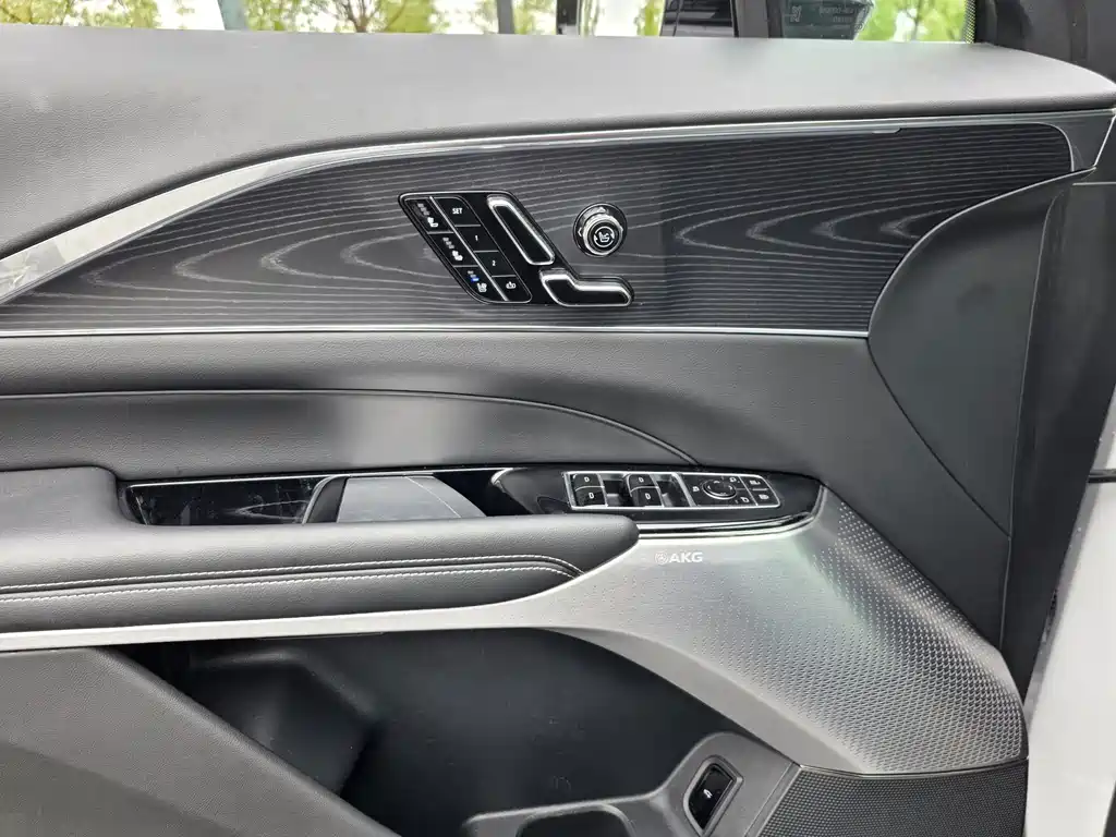Cadillac Lyriq — миниатюра 14