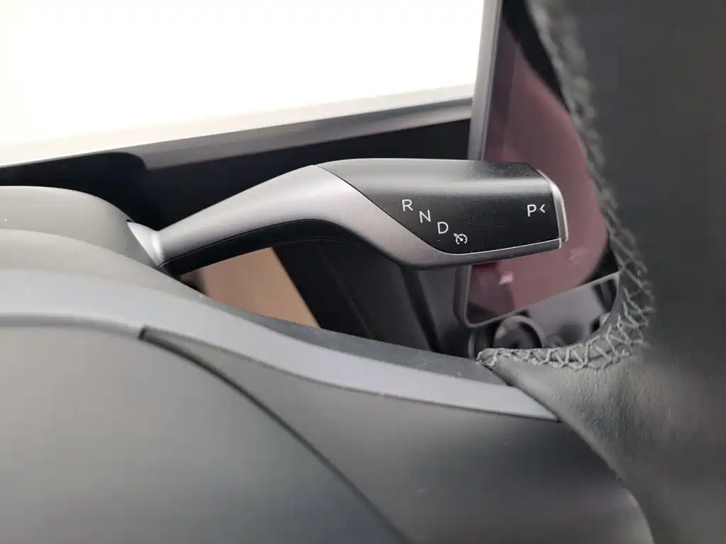 Tesla Model Y — миниатюра 7