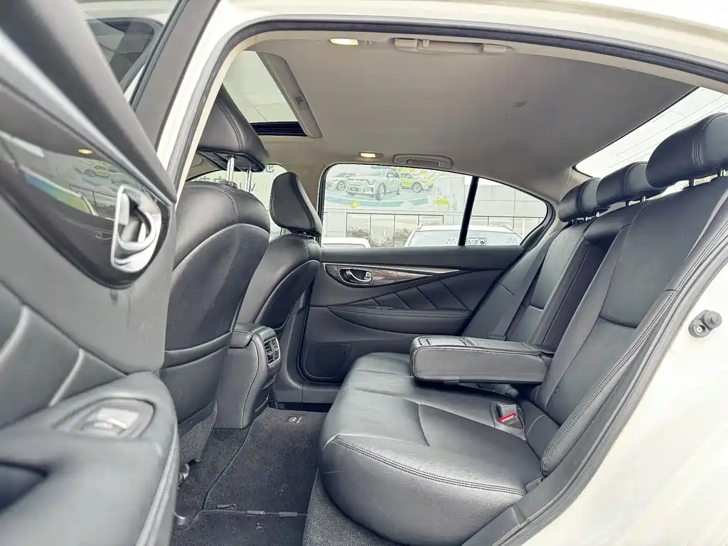 Infiniti Q50L 2015 2.0T Comfort