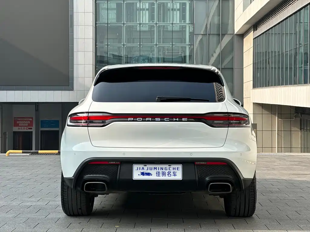 PORSCHE MACAN