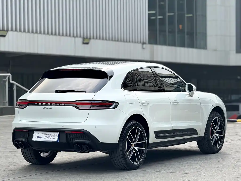PORSCHE MACAN