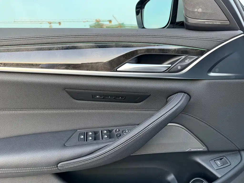 BMW 5 Series — миниатюра 9