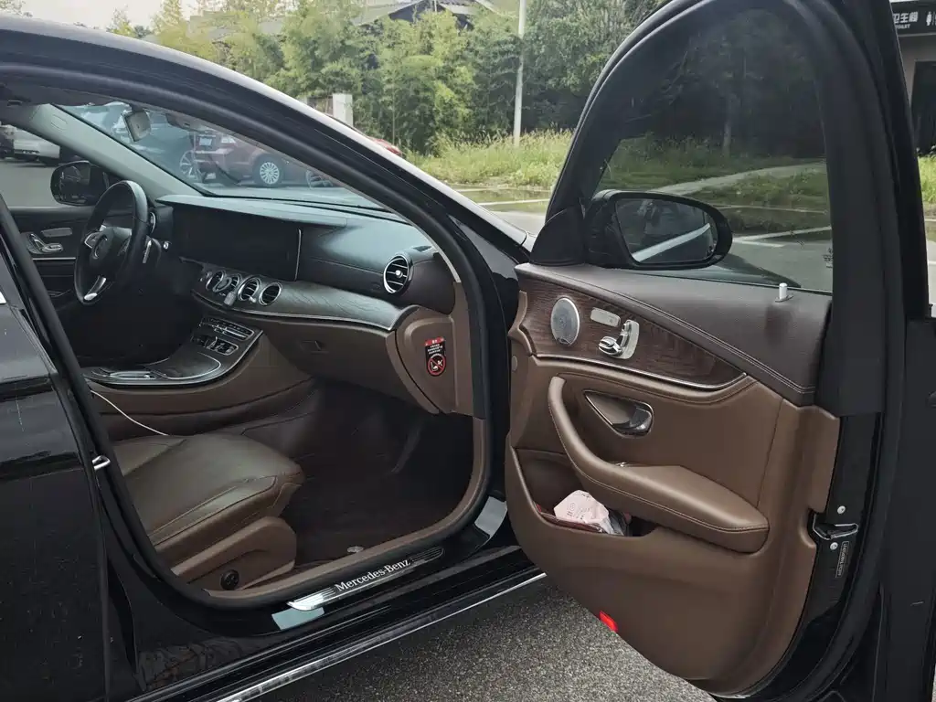 Mercedes-Benz E-Class — миниатюра 10