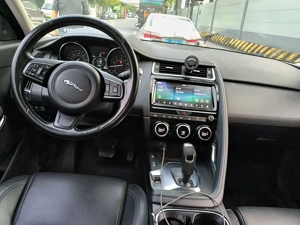 Jaguar E-PACE — миниатюра 10